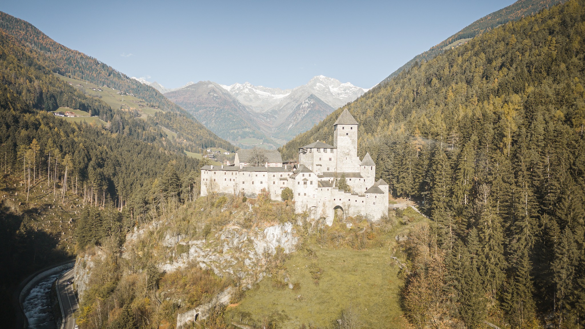 Burg Taufers vor den Bergen
